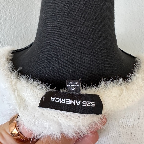 525 America Soft Fuzzy White Short Sleeve Sweater - Picture 4 of 16